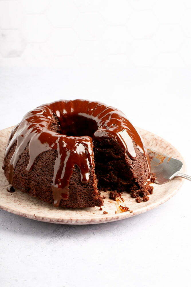 pastel de chocolate vegano hecho en un molde bundt