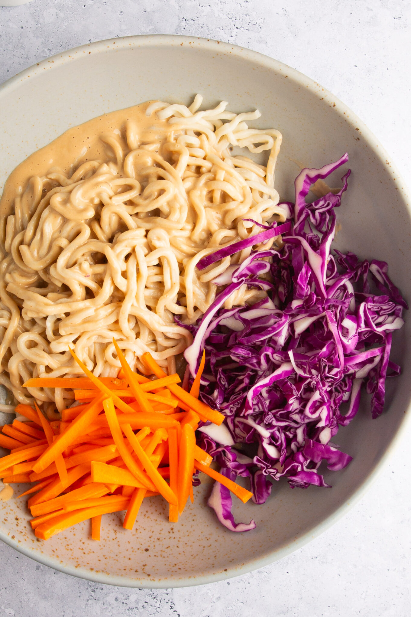 fideos zanahorias y col lombarda en un bol