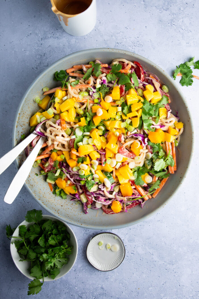 Ensalada de fideos de inspiración asiática con edamame y mango