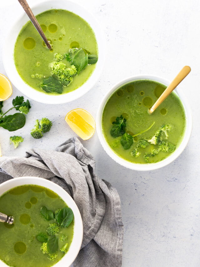 SOPA DE BRÓCOLI, HOJAS VERDES Y ALUBIAS