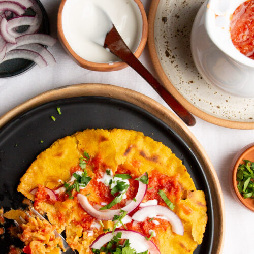 Un plato de comida veracruzana "estrujadas" sobre una mesa.