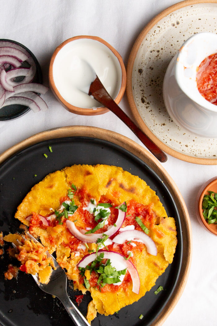 Un plato de comida veracruzana "estrujadas" sobre una mesa.
