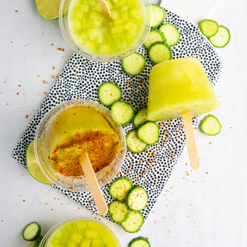 A tray of popsicles with limes and cucumbers, borrador automático.
