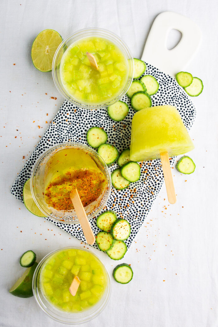 A tray of popsicles with limes and cucumbers, borrador automático.