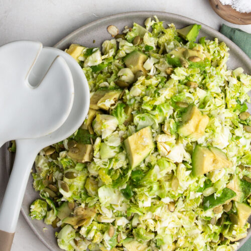 Ensalada de colecitas de bruselas con aguacate y sal.