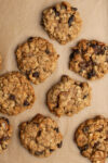 Galletas de avena deliciosas en papel marrón.