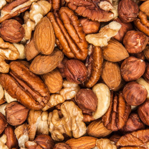 Imagen de cerca de un montón de nueces, una proteína de origen vegetal.