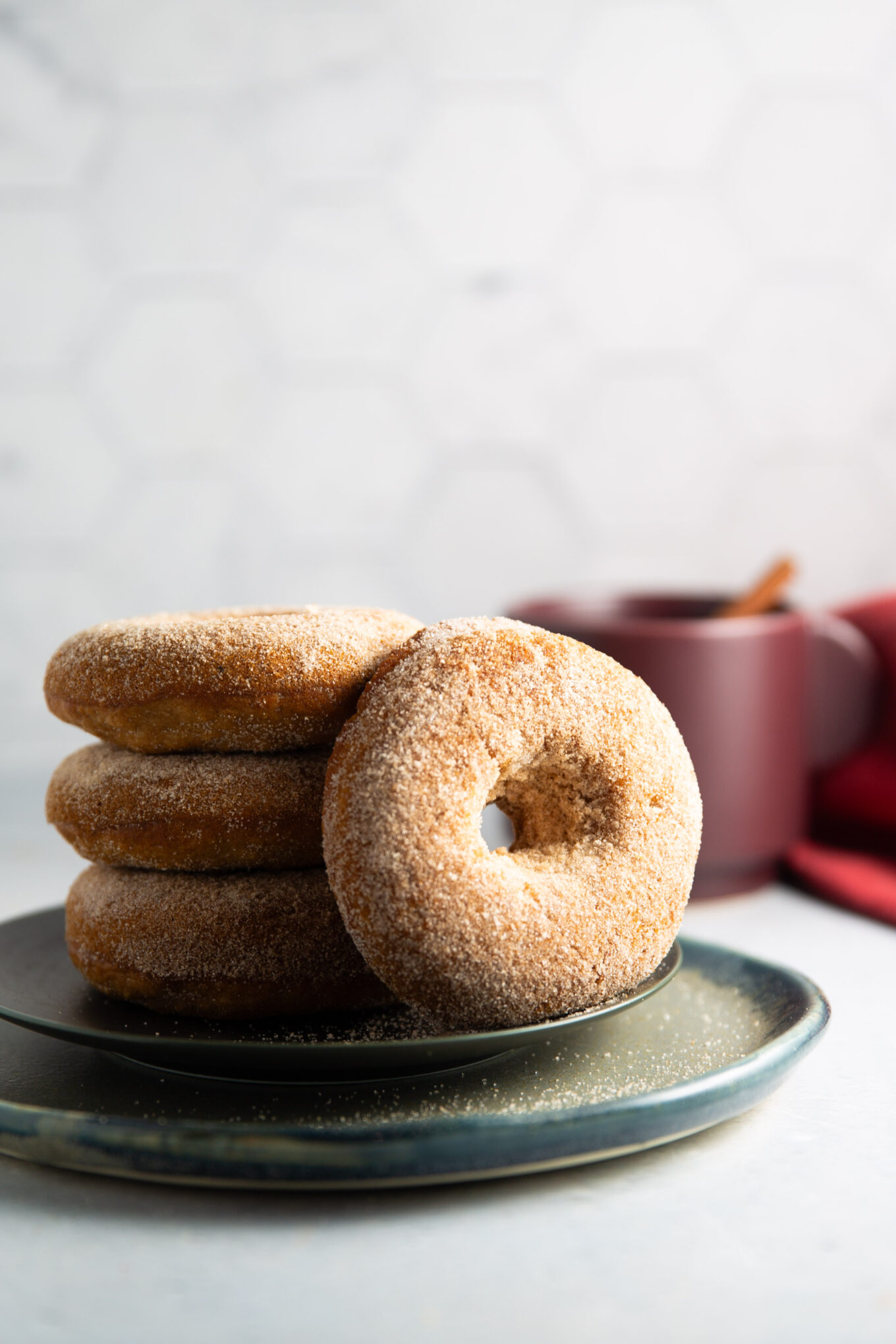 Una pila de donuts veganos de sidra de manzana en un plato.