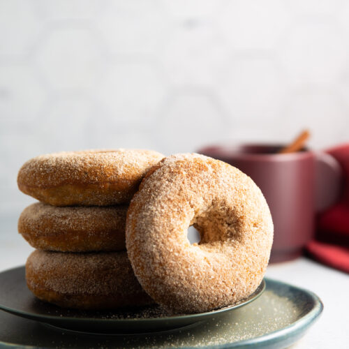 Una pila de donuts veganos de sidra de manzana en un plato.
