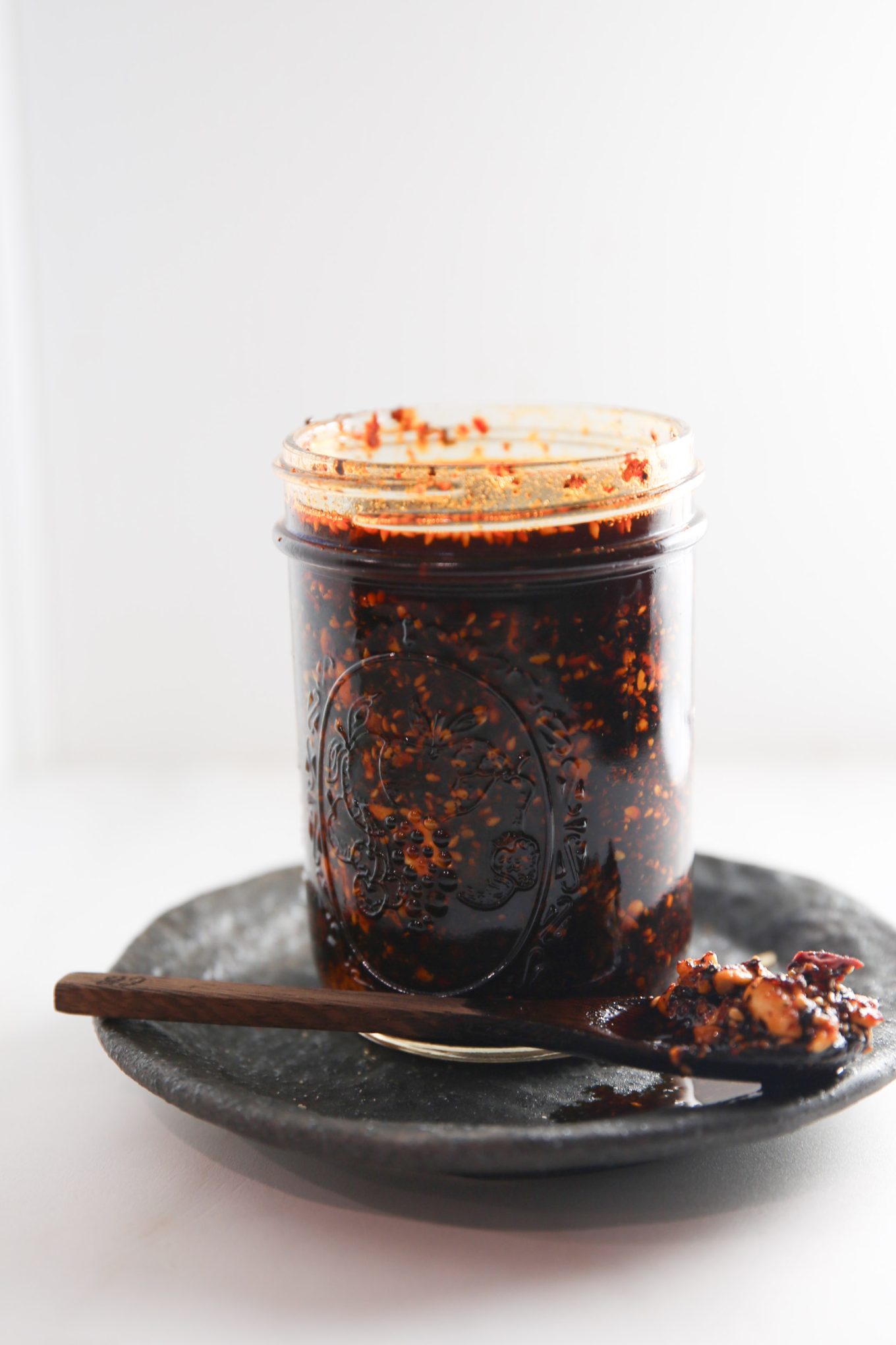 Un tarro de Salsa Macha de Cacahuete en un plato.