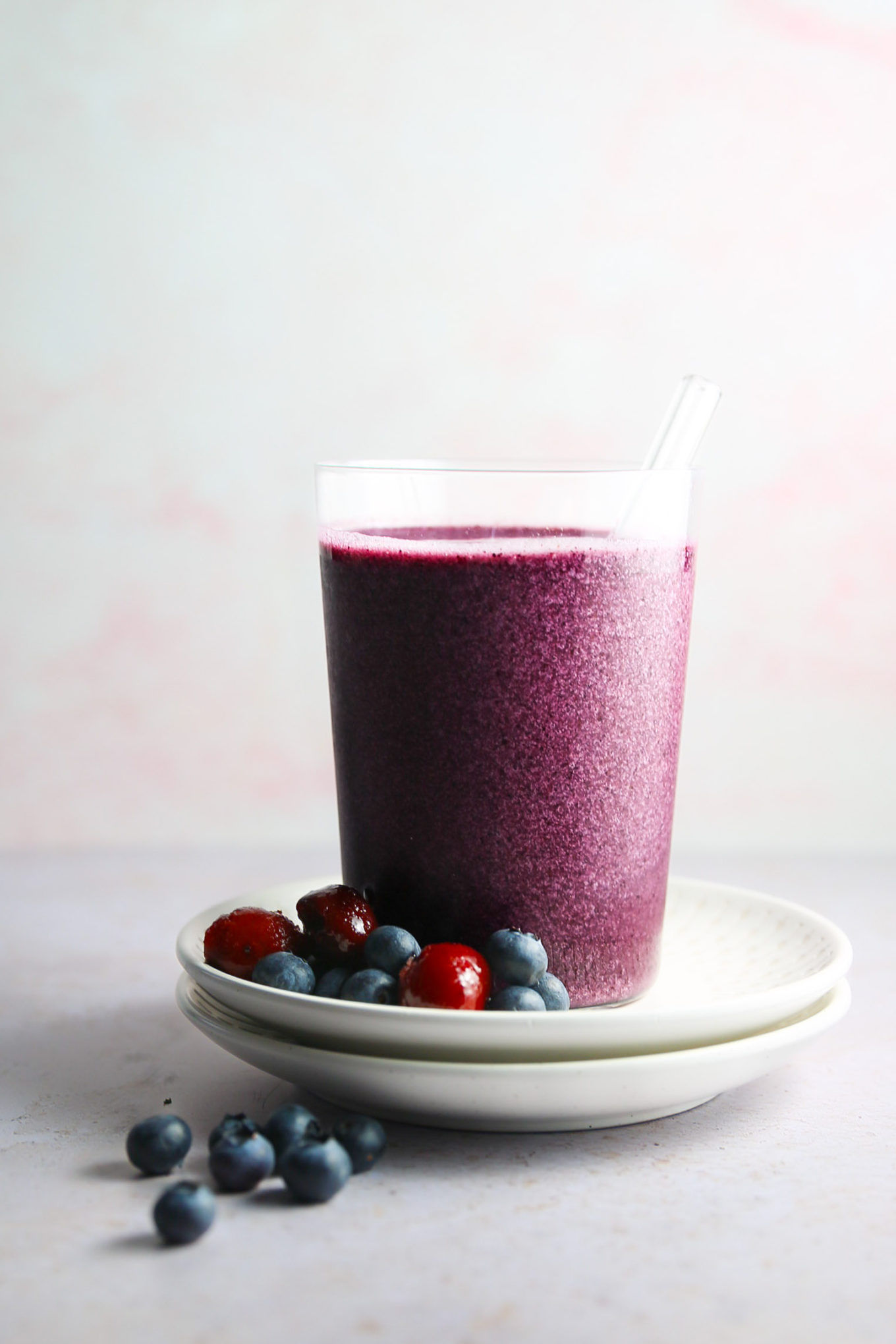 Un batido de arándanos con moras en un plato.