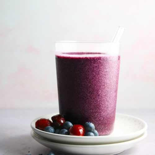 Un batido de arándanos con moras en un plato.