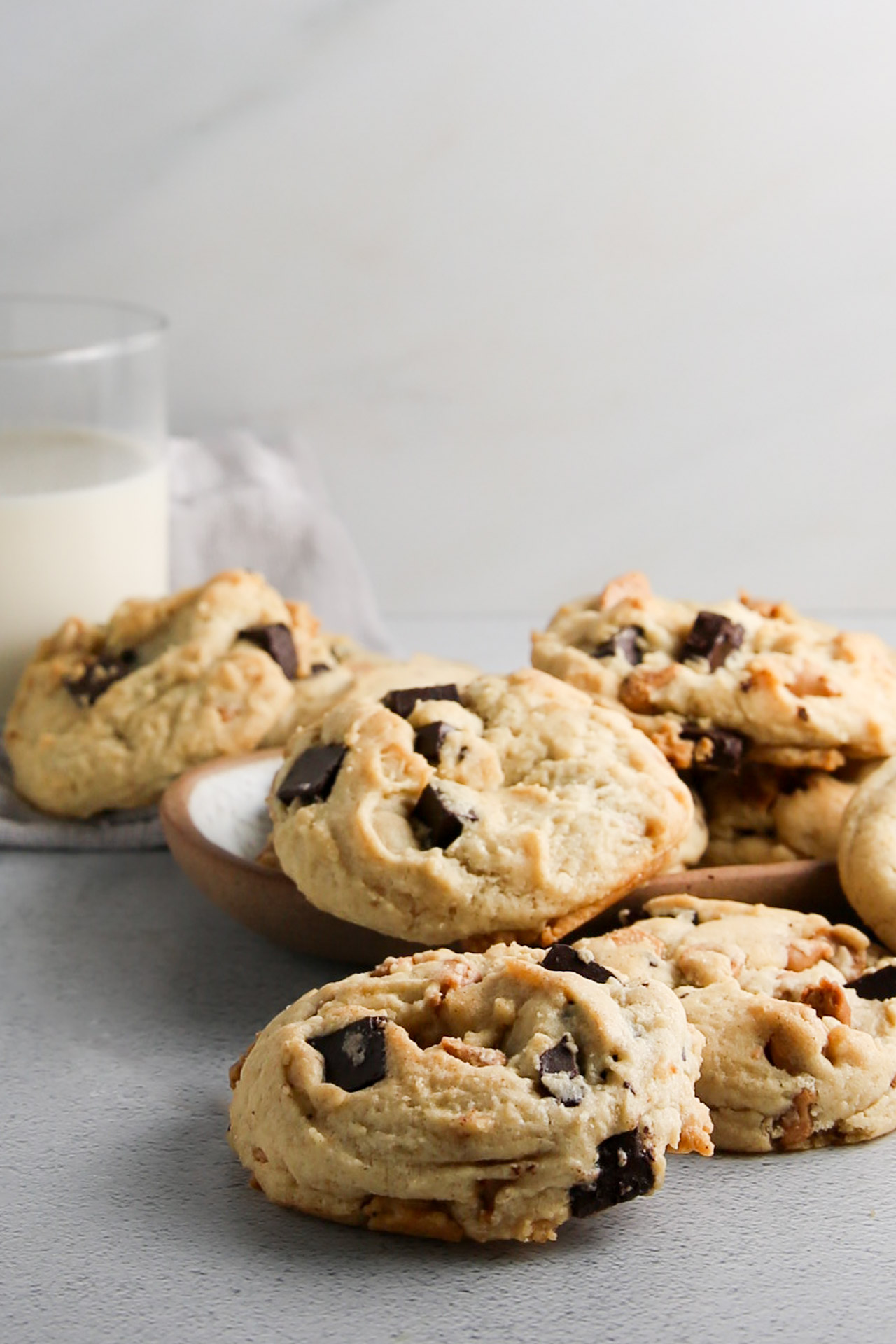 Galletas de choco-cacahuate en un plato junto a un vaso de leche.