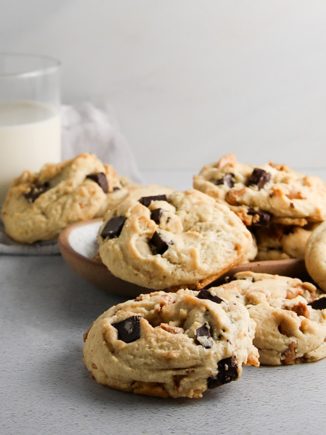 CHOCOLATE AND PEANUT BUTTER CHIPS VEGAN COOKIES