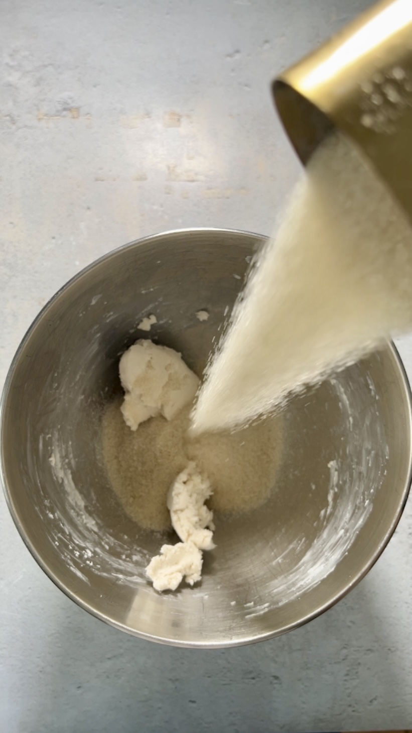 Se vierte la crema batida en un recipiente de metal.