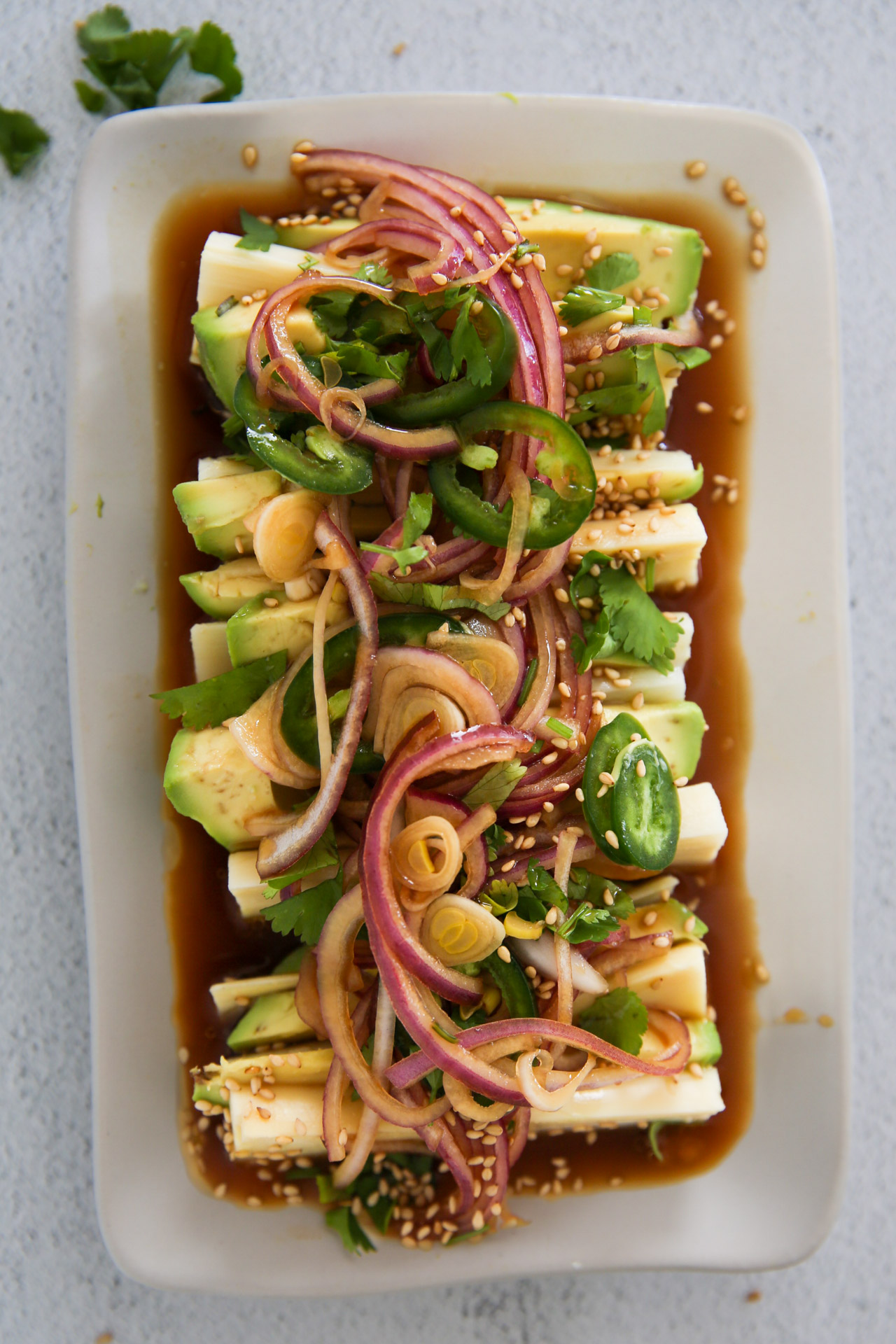 Tiradito vegano de palmito y aguacate