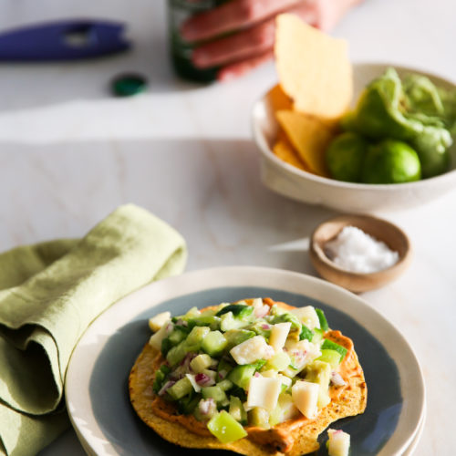 Un plato de ceviche con palmito sobre una mesa.