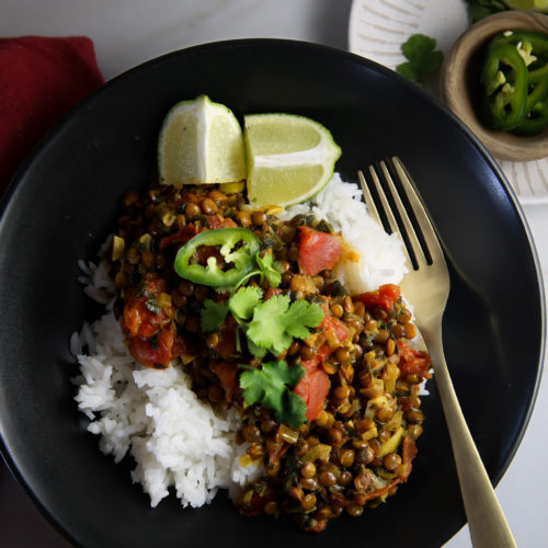 Un plato de arroz y lentejas sobre una mesa automática.