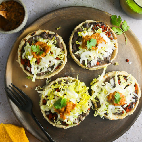 4 sopes veganos sobre un platon de barro