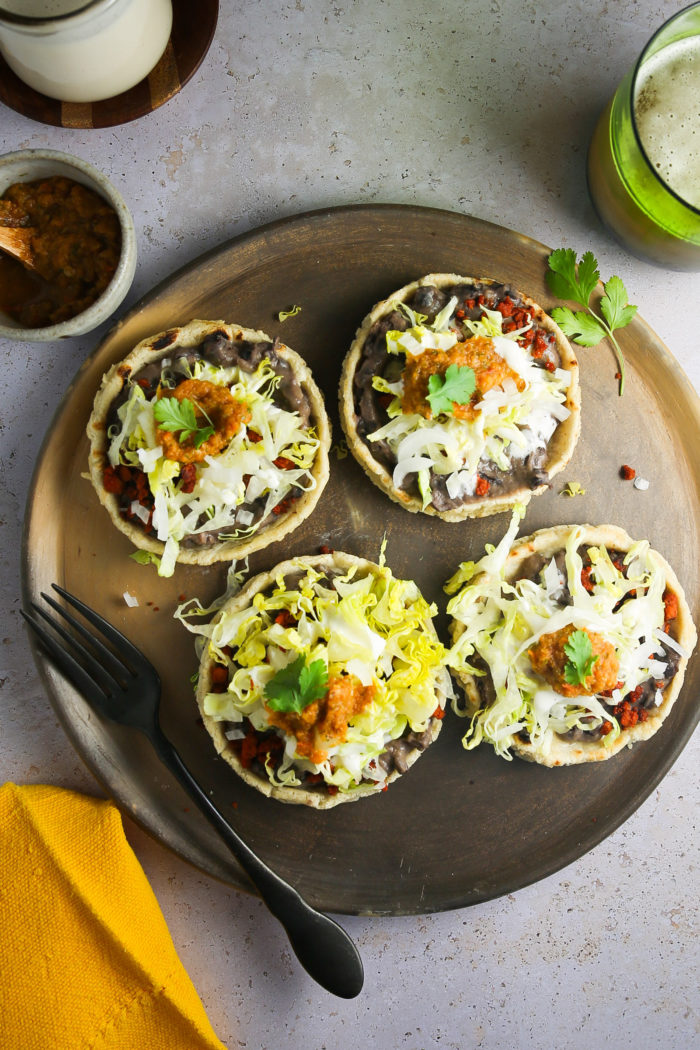 4 sopes veganos sobre un platon de barro