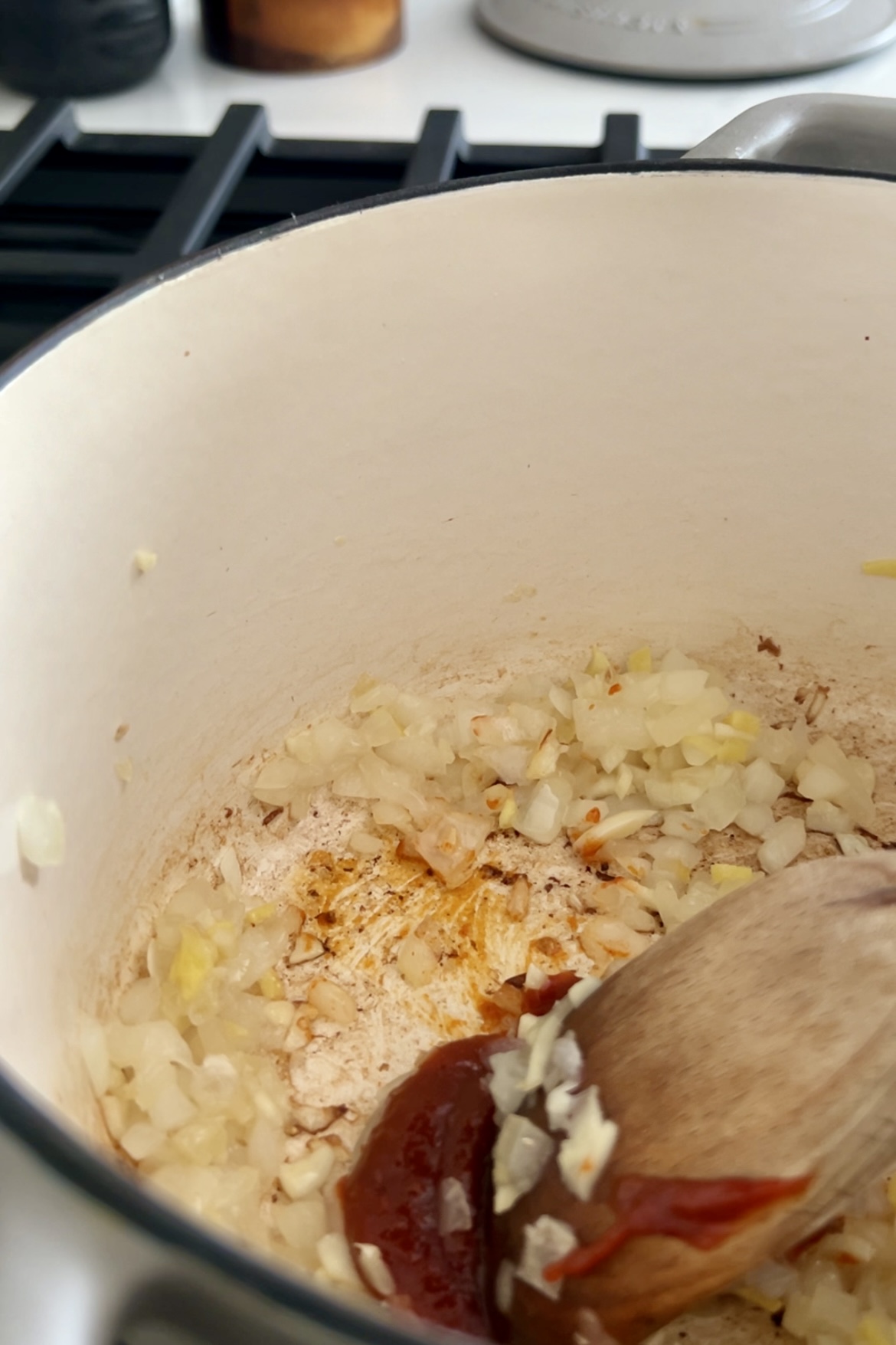 Salteando cebolla y gochugaru en una olla para sopa de kimchi con tofu