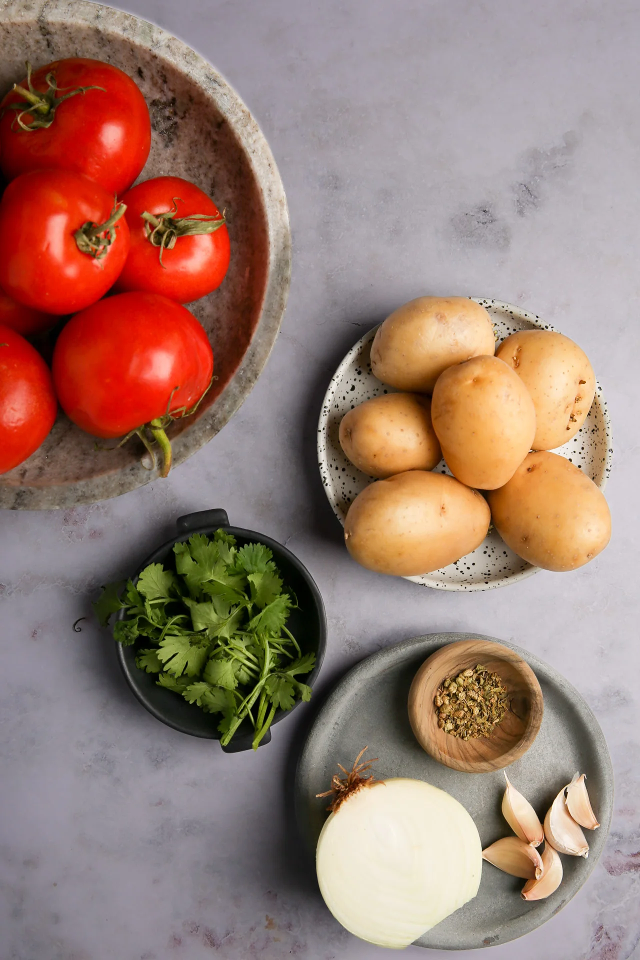 Ingredientes para sopa de papa: jitomates, papas, cebolla, ajo, cilantro fresco y or&eacute;gano seco.